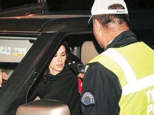 Daha bir müğənni içkili halda sükan araxasında tutuldu - FOTO