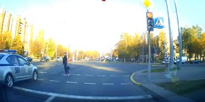 Gənc qız prezidentin kortejinə yol vermədi - VİDEO