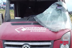 Hacıqabulda mikroavtobus aşıb, 2 nəfər xəsarət alıb - FOTO