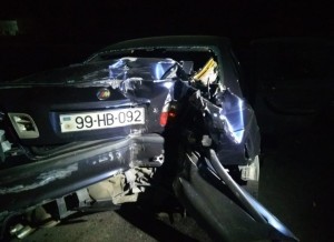 Qaxda idarəetmədən çıxan avtomobil evin qapısına çırpılıb