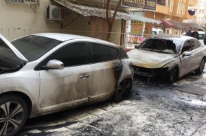 Park edilmiş iki avtomobilin üzərinə benzin töküb yandırdılar - FOTO