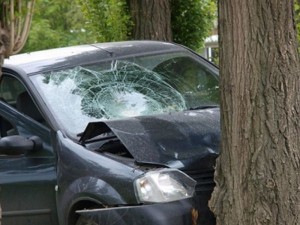 Qazaxda minik avtomobili maneəyə çırpıldı: xəsarət alanlar var