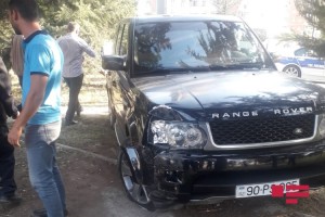 Mingəçevirdə piyadadan yayınan “Range Rover” səkiyə girdi - FOTO