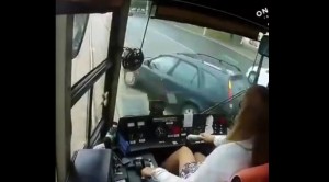Tramvay və avtomobillərin toqquşma anı - MARAQLI VIDEO
