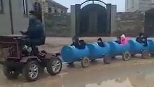 Kənd sakini uşaqları çəllək-qatarda məktəbə aparır – VİDEO