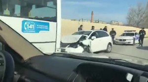 Bakıda sərnişin avtobusu qəzaya düşüb – VİDEO