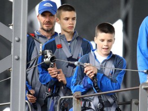 Bekhem oğulları ilə körpüyə dırmaşdı - FOTO