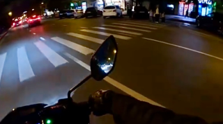 Motosikletçi azyaşlı uşaqları ilə yolu keçən qadına görün necə kömək etdi   - VİDEO