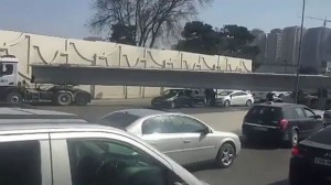 Bakıda beton daşıyan maşın qəza törətdi: Şəhərə giriş bağlandı  - VİDEO