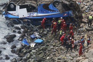 Avtobus çaya düşdü: 10 ölü