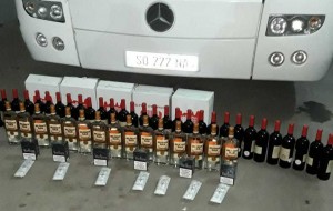 Avtomobildən spirtli içkilər və siqaretlər aşkarlanıb - FOTO