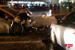 Bakıda 2 avtomobil toqquşub, xəsarət alanlar var - VİDEO