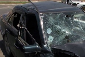 Bakıda "Mercedes" idarəetməni itirərək divara çırpılıb