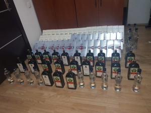 Spirtli içkiləri gizlədərək keçirmək istədi