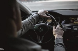 Kürdəmirdə avtomobil aşıb, sürücü xəsarət alıb