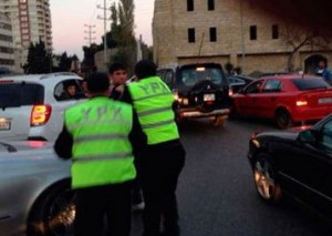 Azərbaycanda bir sürücü iki yol polisini döydü - ŞOK