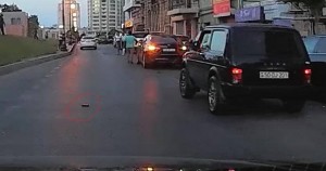 İçki qabını yola atan “Niva” sürücüsü – 50 DJ 201 - VİDEO