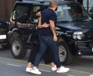 Maşında öpüşərkən tutulan tanınmış cütlük ayrıldı - FOTO