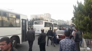 Cərimələnən avtobus sürücüsü sərnişinləri düşürüb xətdən çıxdı - VİDEO