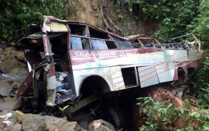 Avtobus dərəyə aşdı: 14 ölü