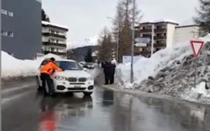 Prezidentin kortejindəki maşın polisi vurub - VİDEO