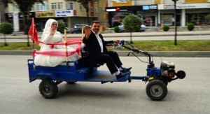 Azərbaycanlı gəlini motosikletlə nikaha aparan türk "damat" - FOTO