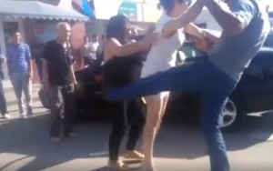 Ər arvadını küçədə döydü - Bakıda