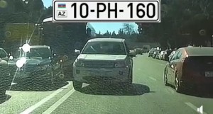 "Tədbirə tələsən" sürücü əks istiqamətdə gedir - VİDEO