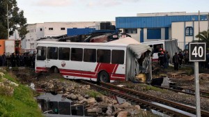 Avtobus qatarla toqquşdu – 1 yaralı