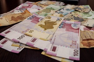 Maşın almaq istəyən qadını aldatdılar - Bakıda