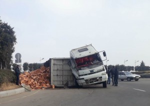 Şəmkirdə yük maşını aşdı: kərpiclər yola tökülüb - FOTO