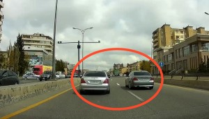 Bakıda "Mercedes" və "BMW" sürücüsü yarışa çıxıb  "avtoş"luq etdi - VİDEO