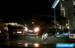 Parkinqdən çıxanda iki maşını vurub qaçdı: 10 NU 999 - VİDEO
