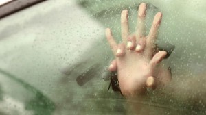 Sevgilisini maşınında zorladı, sonra...