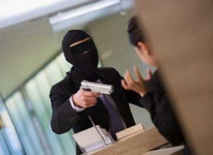 Bakıda maskalılar evə basqın ediblər