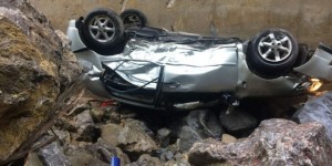 Avtomobil 20 metrədən dərəyə düşdü: 1 ölü, 1 yaralı - FOTO