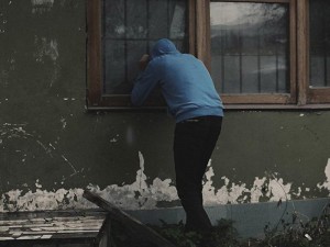 Bakıda 6 saatın içində evdən dollar, avro, qızıl-zinət əşyalarını daşıyıblar