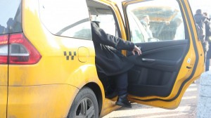 Sərxoş qadın taksi sürücüsünü döydü - VİDEO