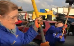 Bu ölkədə stress atmaq üçün maşınları dağıdırlar – VİDEO