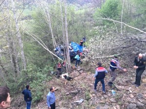 Həbsxana maşını uçuruma yuvarlandı: 2 ölü, 15 yaralı - VİDEO