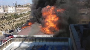 Qorxulu görüntülər: Bakıda güclü yanğın - VİDEO