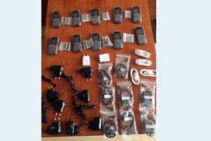 Avtomobildən 10 ədəd mobil telefon aşkar olundu