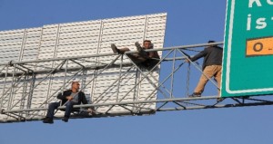 Maaş ala bilməyən işçilərin qeyri-adi etirazı: görün sonra nə oldu - VİDEO