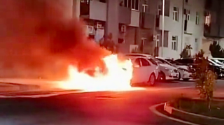 Yaşayış kompleksində park edilmiş “Hyundai” bir anda alova büründü    - VİDEO