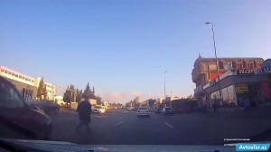 Özünü avtomobilin qarşısına atan qadının təhlükə saçan görüntüsü  - VİDEO