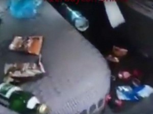 Bakıda ərəblər icarəyə götürdüyü maşını zibillə doldurdu - VİDEO