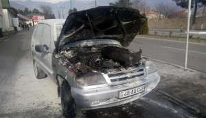 Təhsil şöbəsinə məxsus avtomobil yanıb - FOTO