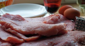 DƏHŞƏT: İllər boyu ailəsi və qonaqlarına leş yedizdirib