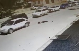 Avtomobilin piyadanın üzərindən keçmə anı - VİDEO