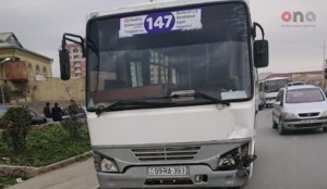 Abşeron rayonunda avtobus qəzası baş verib - FOTO